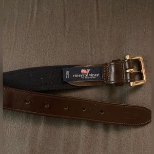 Blue crab on pink belt, size 44, Vineyard Vines.